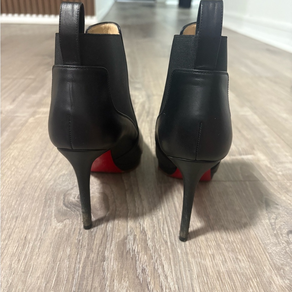 Elegant Black boots Christian louboutin